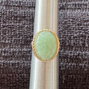 Vintage Solid 14k yellow Gold & Jade Ring. Size 6 (around 4 grams)